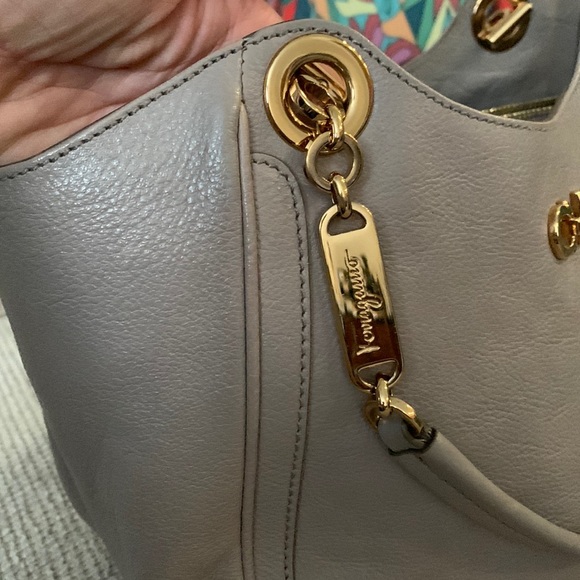 SALVATORE FERRAGAMO bag, genuine leather in 2-tone beige. Gold tone chains. - Picture 6 of 17